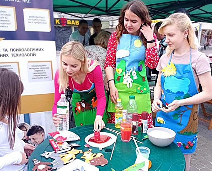 Цікаві досліди для найменших відвідувачів Наукових пікніків від студенток спеціальності ''дошкільна освіта''. Експериментаторка -Вікторія Бучок.